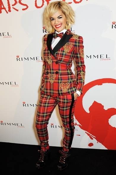 <strong>Rita Ora｜リタ・オラ</strong><br /><br />ロンドンで開催された「Rimmel's 180 Years Of Cool party」に、歌手のリタ・オラがモスキーノのスーツで登場。ゴールドのハーと彼女の金髪がマッチ！