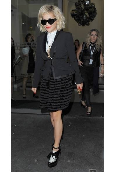 <strong>Rita Ora｜リタ・オラ</strong><br /><br />同じく「Rimmel's」のイベントにて、ゴシックスタイルに変身したリタ・オラ。コールドのロザリオネックレスが輝きを添え。レッドのリップとネイルから誘惑的な雰囲気を漂う。