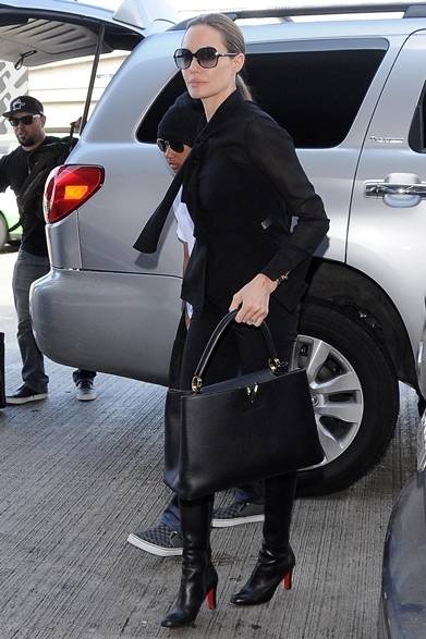 <strong>Angelina Jolie｜アンジェリーナ・ジョリー</strong><br /><br />アンジェリーナ・ジョリーと息子マドックスのお出けをキャッチ！　オールブラックのコーディネイトにルイ・ヴィトンのバッグに合わせ、大人のシックスタイルを着こなすアンジェリーナ。レザーのヒールブーツが彼女のパーフェクトボディを引き立てる。