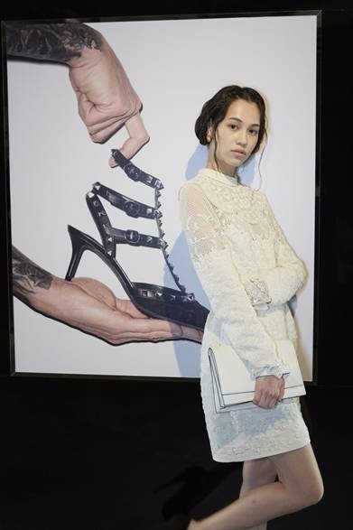 <strong>Mizuhara Kiko｜水原希子</strong><br /><br />ヴァレンティノ ロックスタッズコレクションのポップアップストアのオープニングレセプションに、モデルの水原希子がヴァレンティノのドレスで登場。白いエンブロイダリードレスに白いクラッチと合わせ、全身ホワイトの着こなしで彼女の可愛いらしさを際立つ。