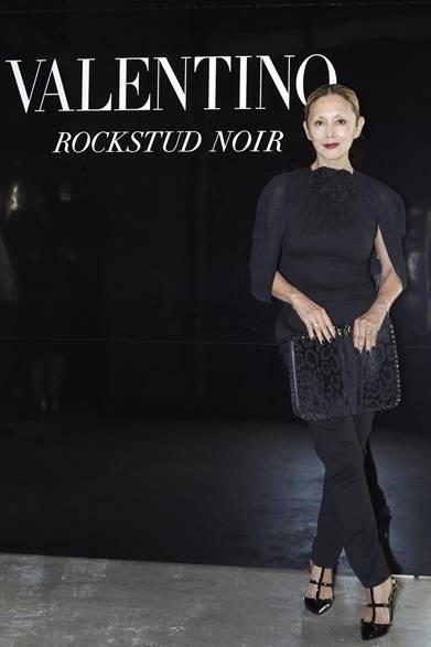 <strong>Natsuki Mari｜夏木マリ</strong><br /><br />歌手・俳優の夏木マリはヴァレンティノのジャンプスーツにロックスタッズ「ノワール」のレオパード柄のバッグと黒いヒールを合わせたコーディネイトで、大人なエレガントスタイルを完成。