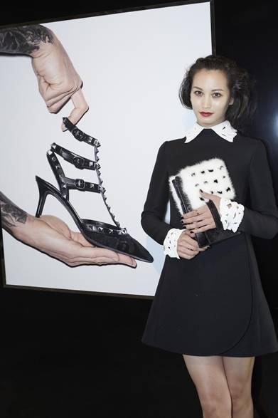 <strong>Kuroda Eimi｜黒田エイミ</strong><br /><br />ヴァレンティノのドレスで登場したモデルの黒田エイミ。カットワークされた白いレザーにビジューがあしらわれた繊細な襟もとと袖口がロマンチックなムードに。