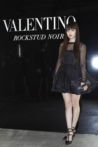 <strong>Akimoto Kozue｜秋元梢</strong><br /><br />モデル・歌手の秋元梢は透け感のあるヴァレンティノのドレスに、ロックスタッズ「ノワール」のクラッチとヒールを合わせた。オールブラックのコーディネイトを着こなし、ミステリアスな雰囲気を漂う。