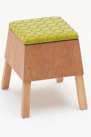 トラフ建築設計事務所のデザインによる「コロロスツール」（ミナ ペルホネン“dop”タンバリン柄）