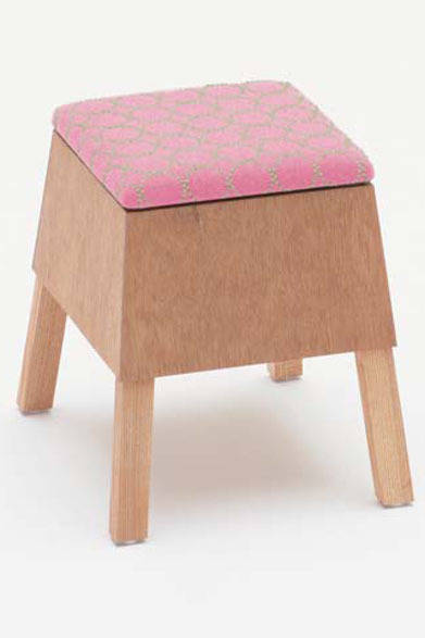 トラフ建築設計事務所のデザインによる「コロロスツール」（ミナ ペルホネン“dop”タンバリン柄）