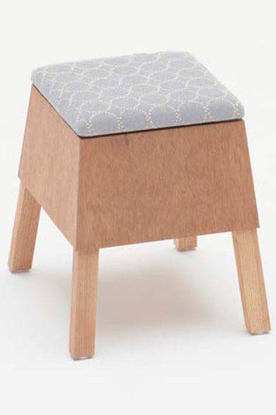 トラフ建築設計事務所のデザインによる「コロロスツール」（ミナ ペルホネン“dop”タンバリン柄）