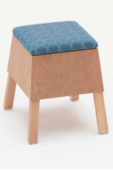 トラフ建築設計事務所のデザインによる「コロロスツール」（ミナ ペルホネン“dop”タンバリン柄）