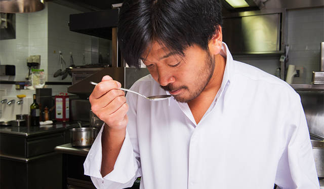 <strong>Restaurant 1：KEISUKE MATSUSHIMA（ケイスケ・マツシマ）</strong><br />「料理のもつ意味をひと皿でより上手に伝えたい、と考えて調理しています」と話す