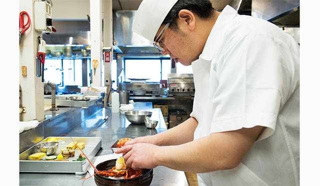 <strong>Restaurant 2：玄冶店 濱田家（げんやだな はまだや）</strong><br />日本初のミシュラン3ツ星料亭は、伊東料理長が生み出す繊細な料理と、昔から変わらぬもてなしで、政治家や財界人からいまもなお贔屓（ひいき）にされている