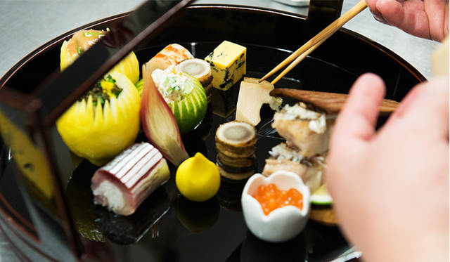 <strong>Restaurant 2：玄冶店 濱田家（げんやだな はまだや）</strong><br />柑橘類を器に見立てた菊花釜盛には、鱚の昆布〆や長芋と酒盗あんや、とんぶりや毛ガニの菊花の酢浸し、白酢和えが