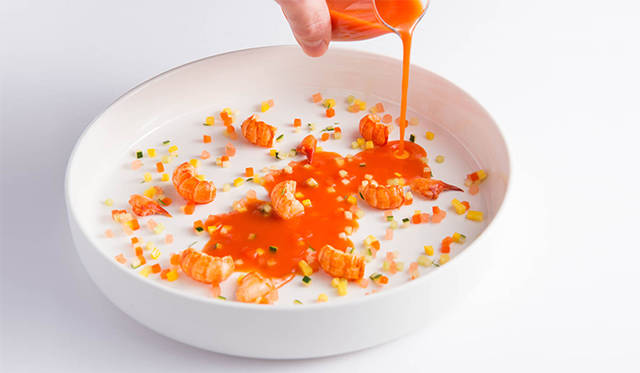 <strong>Restaurant 3：Cuisine[s] Michel Troisgros（キュイジーヌ[s] ミッシェル・トロワグロ）</strong><br />北海道産エクルヴィス（食用ザリガニ）を使ったガスパチョ風の冷前菜に、上からスープをかけて楽しむ