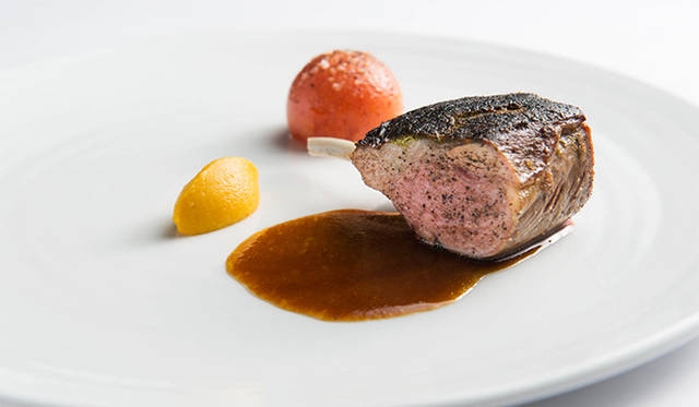 <strong>Restaurant 3：Cuisine[s] Michel Troisgros（キュイジーヌ[s] ミッシェル・トロワグロ）</strong><br />「仔羊のブリュレとトマト」