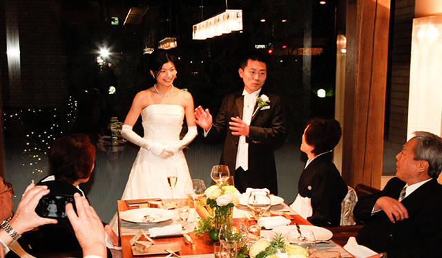 <strong>Restaurant 3：Cuisine[s] Michel Troisgros（キュイジーヌ[s] ミッシェル・トロワグロ）</strong><br />スタッフの女性が披露宴を行った際の写真。そこには、新郎新婦がスタッフの方々に温かく見守られ、シェフと語らい、なにものにもかえ難い、幸せな笑顔があった