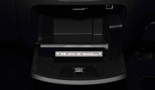 センターコンソールの上部にあるボタンやコネクターの説明。左から、証明のon/off、12V電源ソケット、USB、そして一番右はiPhone等を接続するためのUSBコネクター