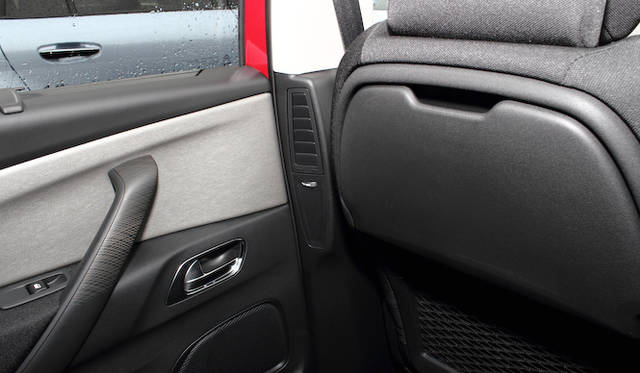 後席用シートバックトレイはフロントシートの裏側に折りたたまれる