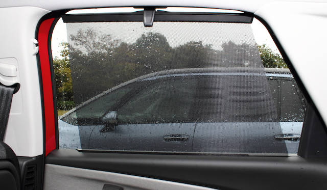 後席用の格納式サンシェード