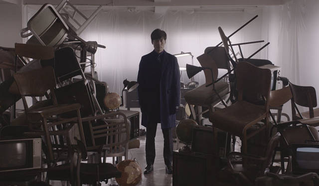 コート7万4520円、スリーピース（ジャケット）4万9680円、シャツ1万7280円（すべてTAKEO KIKUCHI）