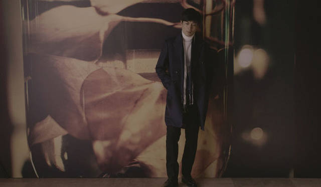 ダブルチェスターコート12万9600円、タートルニット1万2960円、ストール97200円（すべてTAKEO KIKUCHI）