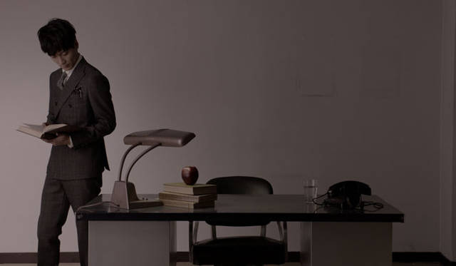 スーツ12万9600円、シャツ2万520円、ネクタイ1万2960円（すべてTAKEO KIKUCHI）