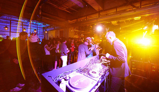 バンド「PULP（パルプ）」のベーシストとしても活動しているスティーヴ・マッキーがクロージングDJとしてプレイを披露