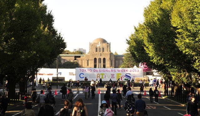 「東京デザイナーズウィーク2013」イメージより、明治神宮外苑絵画館前の風景