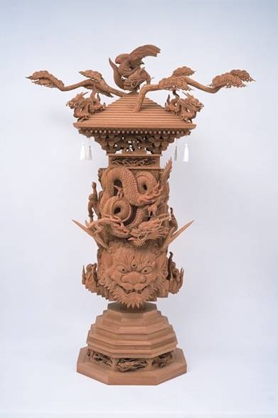 証の塔2014ケヤキ、墨、金泥、朱、アルミ、房紐、ネジ58x114x172cm©TENMYOUYA HisashiCourtesy the Artist and Mizuma Art Gallery