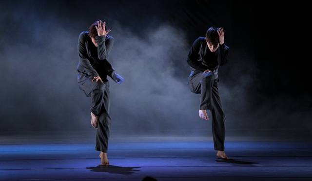 韓国コンテンポラリーダンスの新世代を代表する振付家キム･ジェドクによる『Grand field』