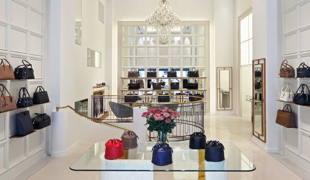 青山店の内観。白を基調にしたモダンな店内