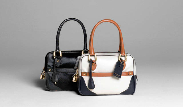 ブランド設立30周年を記念した限定バッグ。左はヘアオンとパイソンのコンビ（29万円）、右は3色のカーフレザーを使ったモデル（15万9000円）