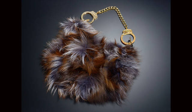 <strong>CUFFZ｜カフス</strong>　限定発売の「Oh Bondage! Fox Fur」ビジューコレクション 5万4000円　[W37.5×H24、持ち手全長42cm]