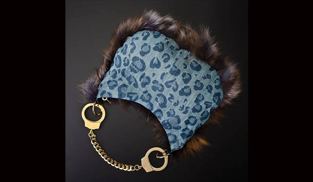 <strong>CUFFZ｜カフス</strong>　限定発売の「Oh Bondage! Fox Fur」ビジューコレクション 5万4000円　[W37.5×H24、持ち手全長42cm]※裏側