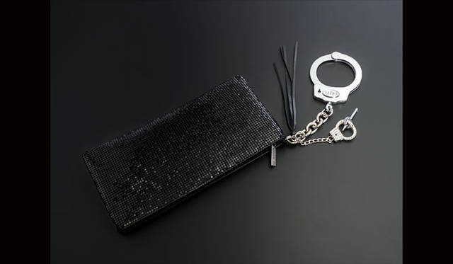 <strong>CUFFZ｜カフス</strong>　“酔っぱらって失くさないクラッチ” 「Bling Bling CLUTCH（ブリンブリンクラッチ）」2万5920円（[W26×H13、持ち手（手錠含め）長さ18.5cm）