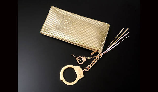 <strong>CUFFZ｜カフス</strong>　“酔っぱらって失くさないクラッチ” 「Bling Bling CLUTCH（ブリンブリンクラッチ）」2万5920円 [W26×H13、持ち手（手錠含め）長さ18.5cm]