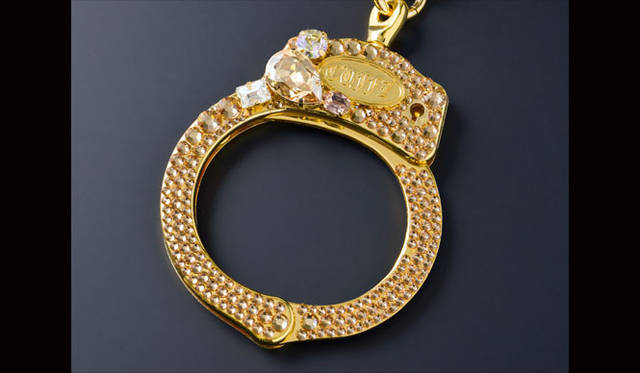 <strong>CUFFZ｜カフス</strong>　限定発売の「Oh Bondage! Fox Fur」ビジューコレクション 5万4000円[W37.5×H24、持ち手全長42cm]