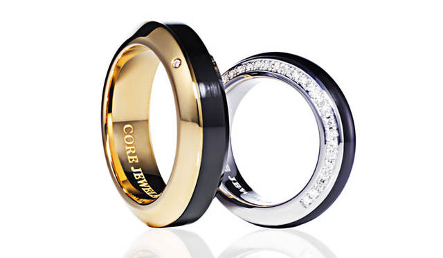 左／リング「MERCURY-ONE」セラミックス/K18WG/ホワイトダイヤモンド 42万1200円、右／リング「MERCURY-ONE」セラミックス/K18YG/ホワイトダイヤモンド22万6800円