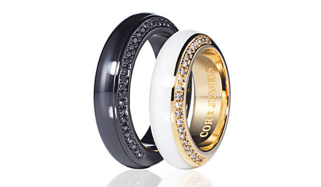 左／リング「HERA-ONE」セラミックス/K18YG CJ Black/ブラックダイヤモンド33万4800円、右／リング「HERA-ONE」セラミックス/K18YG/ホワイトダイヤモンド 38万8800円