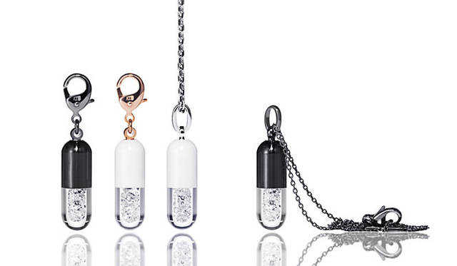 左からふたつ／チャーム「MEDICINE-ONE」セラミックス/ホワイトダイヤモンドともに29万1600円、右からふたつ／ペンダント「MEDICINE-ONE」セラミックス/ホワイトダイヤモンドともに27万円