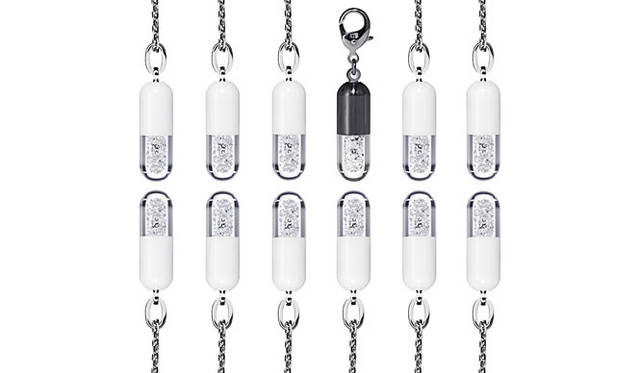 ペンダント「MEDICINE-ONE」各27万円、チャーム「MEDICINE-ONE」29万1600円