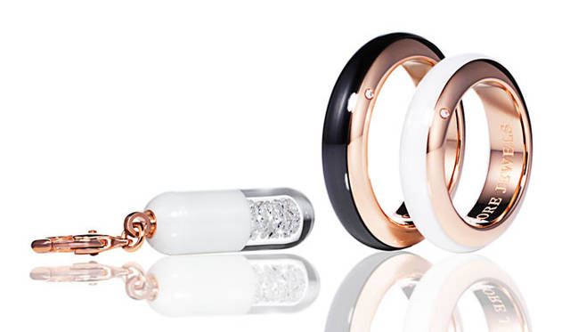 左／チャーム「MEDICINE-ONE」セラミックス/ホワイトダイヤモンド29万1600円、右・中／リング「HERA-ONE」セラミックス/18PG/ホワイトダイヤモンドともに19万4400円