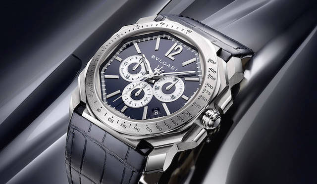 センターのクロノグラフ針の部分にマセラティのロゴが象られている。