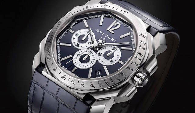 ベゼルには、時速500kmを計測できるタキメーターを装備。