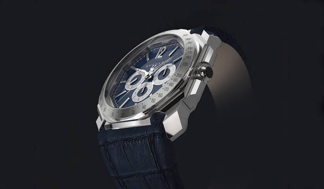 リューズの上下には、リューズを保護するプロテクターが装備。