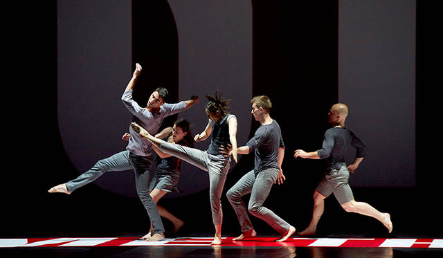 『リフレクションズ』 Photograph by Laurent Philippe