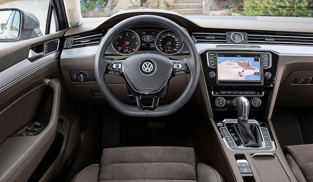 ダッシュボードは旧型のイメージを踏襲しながら高級感が演出されている