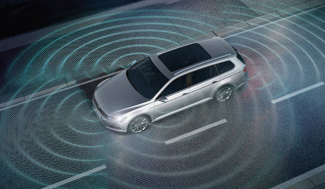 「エリアビュー」は4台のカメラの画像データリアルタイムにプロセッシングしクルマの周囲360度を鳥瞰した画像をスクリーンに映し出す