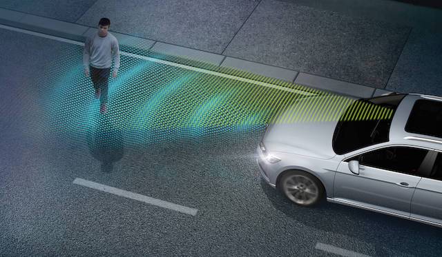 「歩行者検出機能つきシティ・エマージェンシーブレーキを含むフロントアシスト」は、衝突が迫っていると車両が判断した場合、ドライバーに警告を送る。かつ衝突を避けるために自動ブレーキが作動する。対象は車両ばかりか、歩行者も含まれる