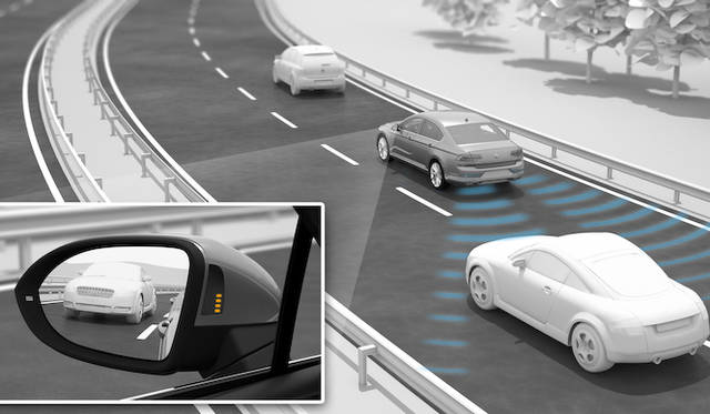 「レーンアシスト」は危険車両の方向に操舵しようとすると車両が自動的に軽くハンドルを押し戻すシステム。さらに車線の逸脱を感知してもハンドルを自動的に操舵してそれを予防する。