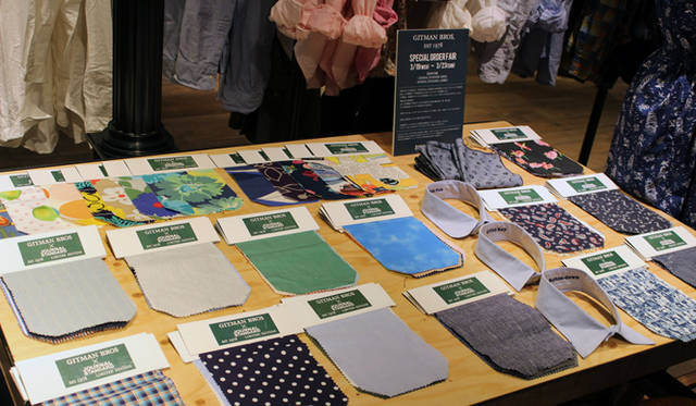 オーダー期間中に並ぶ生地見本は55種類。※写真は2014年3月に開催されたオーダー会の写真