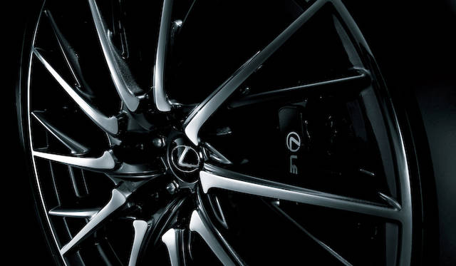 標準装備の10本スポーク アルミホイールは、日本伝統の工芸品「兜」をモチーフにしたという