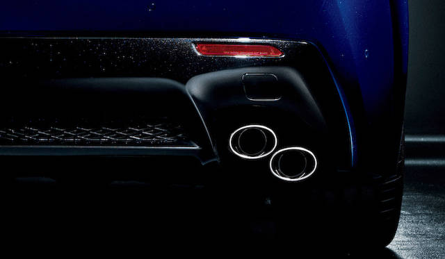 IS F譲りの、台形に据えられる4連エキゾーストは、ディフューザーに直付されている